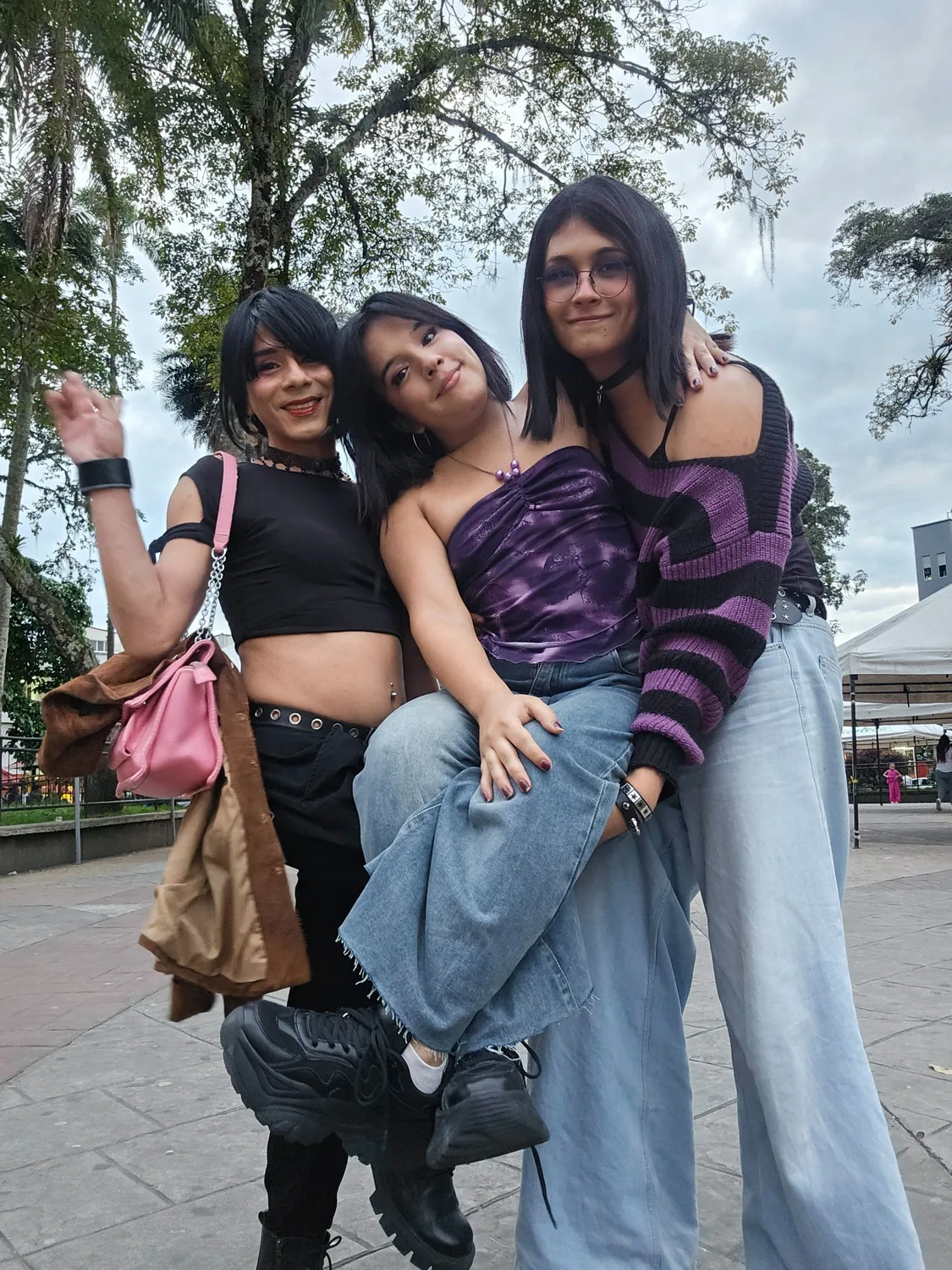 Integrantes de Transgresoras del Eje abrazadas en una plaza
